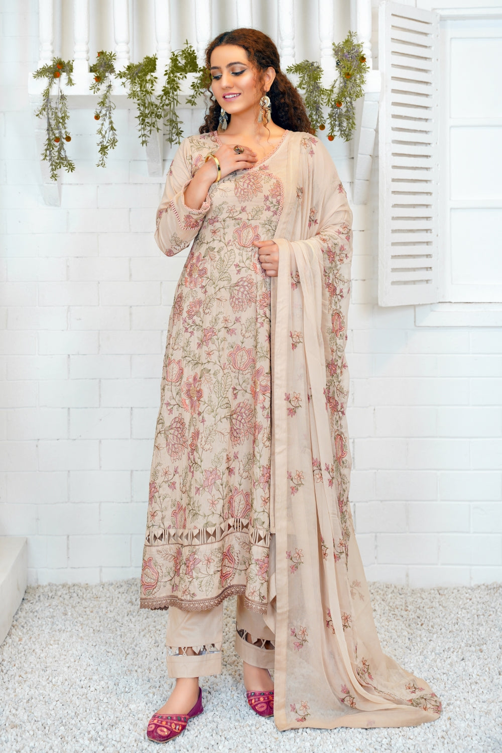 Elegant 3 Pc Embroidered Lawn Suit-Stylish Women's Clothing Collection ...
