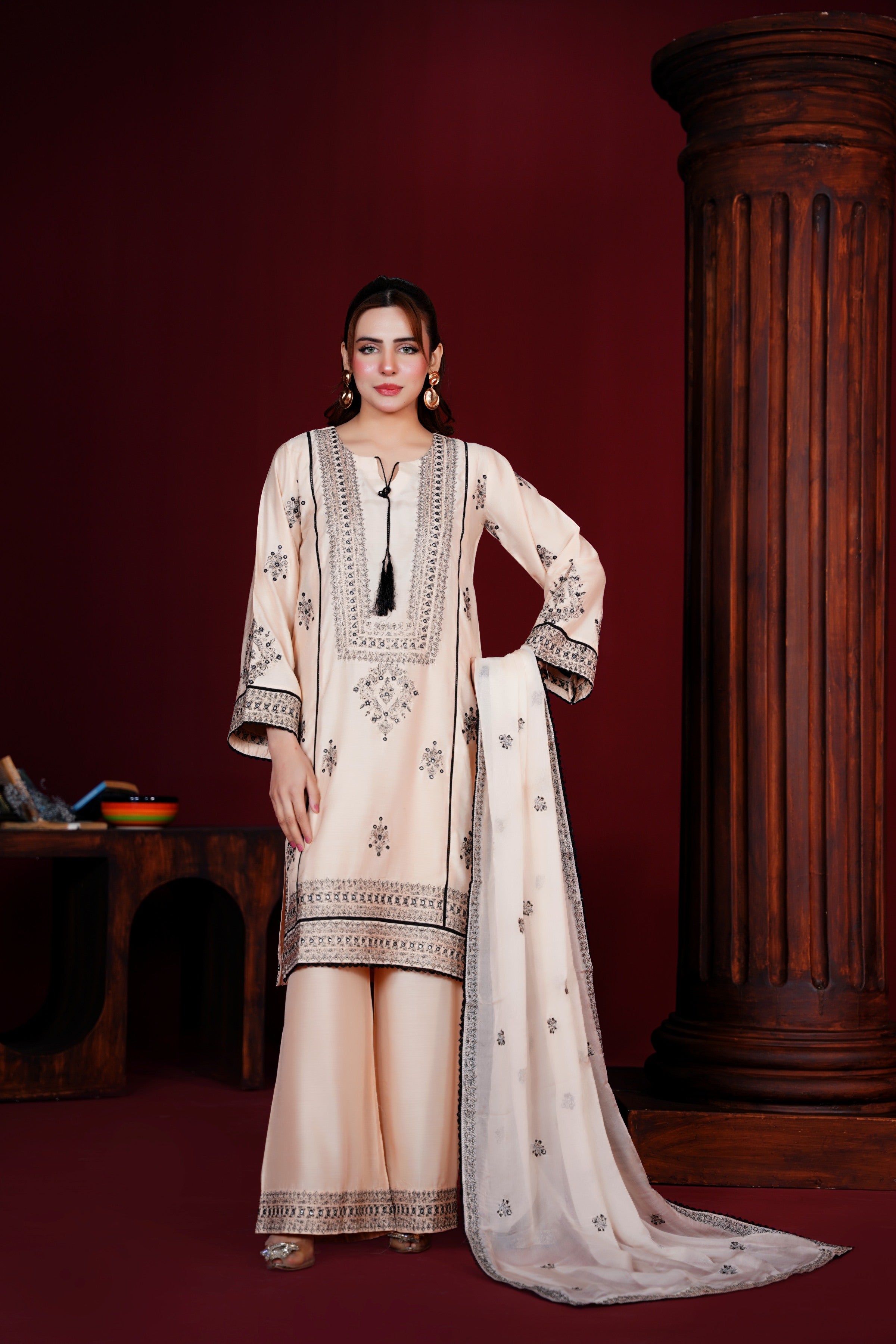 Elegant beige viscose suit - ready to wear - Threads & Weaves